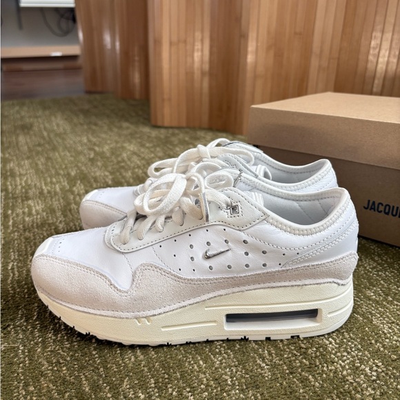 WOMEN'S AIR MAX 1 SP NIKE X JACQUEMUS - SUMMIT WHITE/METALLIC SILVER/SAIL - Picture 3 of 3